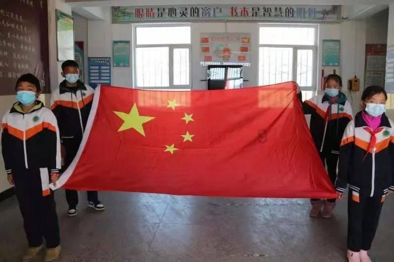 南昌东站免费充电候车椅启用！网友：好人性化的设计