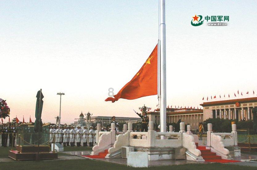 杜海涛牵手沈梦辰逛街,发量稀疏脸长黄斑状态好差,与美妻像隔辈