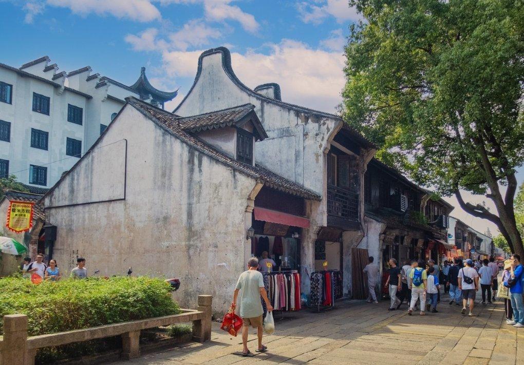 郑州降雪预报图全黑冲上热搜,中央气象台直言“离谱”,高架已放置融雪剂