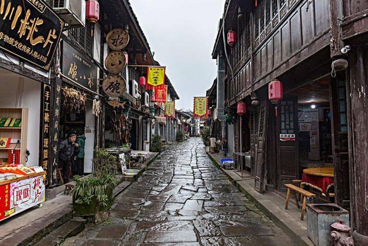 重庆女子去男友家玩,被4个姐姐围观,迟迟不敢进家门:瑟瑟发抖
